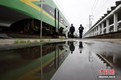 重庆：动车“体检”保障元旦